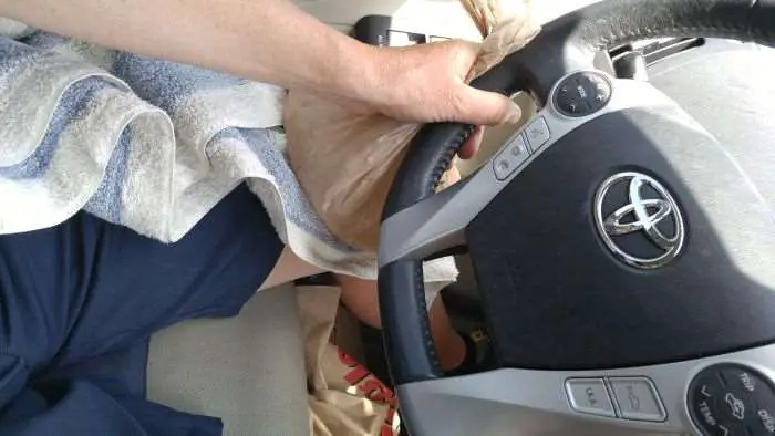 JOM driving with fancy icebag setup on knee.