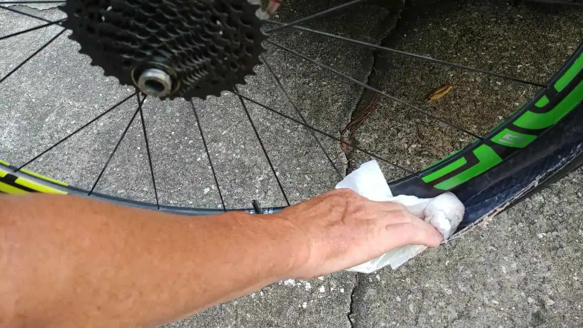 How To Swapping Tubeless Tires & Reusing Tubeless Tire Sealant