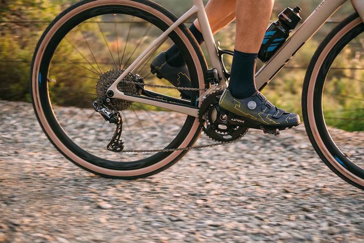 SHIMANO introduces Flint Hills Edition RX8 & RX6 gravel shoes to