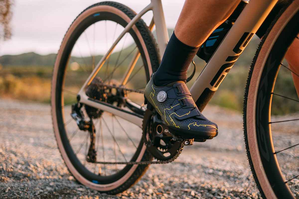 SHIMANO introduces Flint Hills Edition RX8 & RX6 gravel shoes to